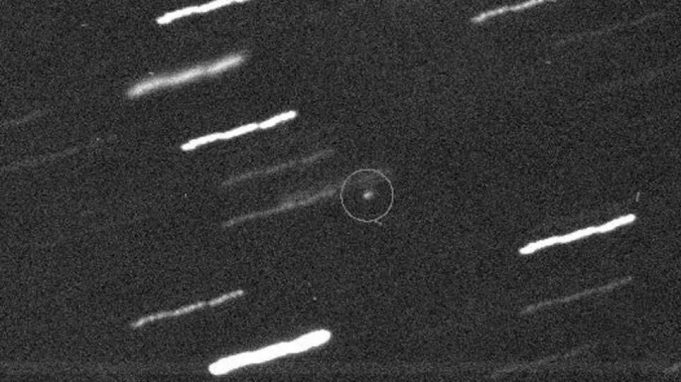 Asteroid Apophis (dilingkari). Garis-garis itu adalah bintang sebagai latar belakang. Credit: (UH / IA / NASA)