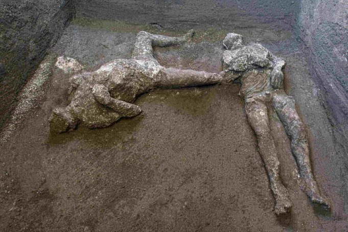 Para pemeran yang diyakini sebagai orang kaya dan budak prianya yang melarikan diri dari letusan gunung berapi Vesuvius hampir 2.000 tahun yang lalu (Parco Archeologico di Pompei via AP)